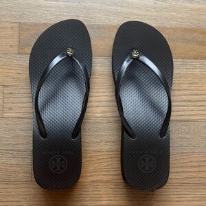 Tory Burch Black Flip Flops Womens
Sandals Gold Logo Casual Beach-wear Size 8